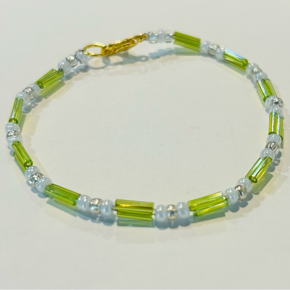 Handmade Green Glass Bead Bracelet with Gold Clasp - Picture 5 of 5